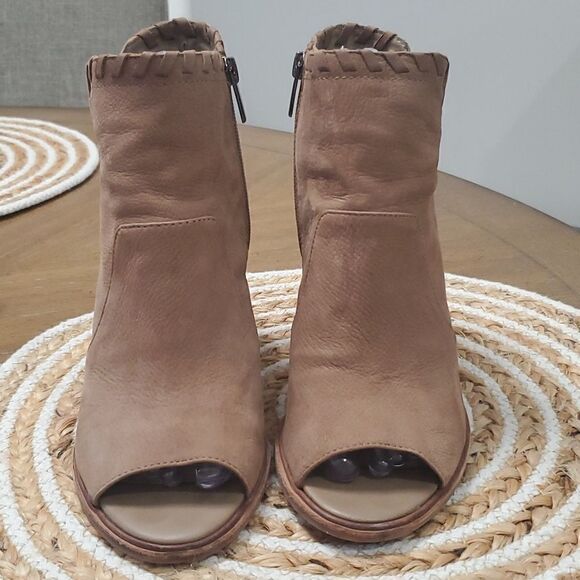 Vince Camuto Women's Leather French Taupe Kicetta Boot, sz 7.5 - Picture 2 of 12